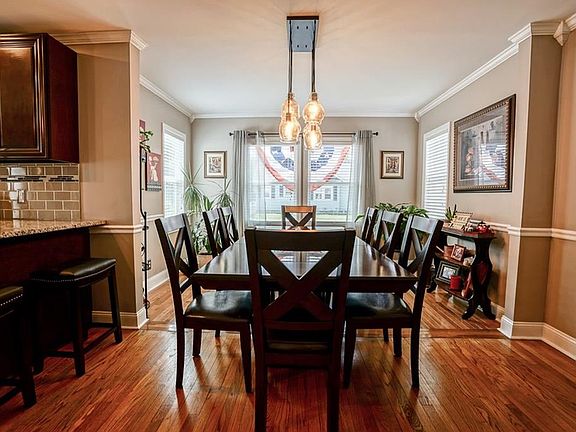 5th image of 5845 Rosslyn Ave