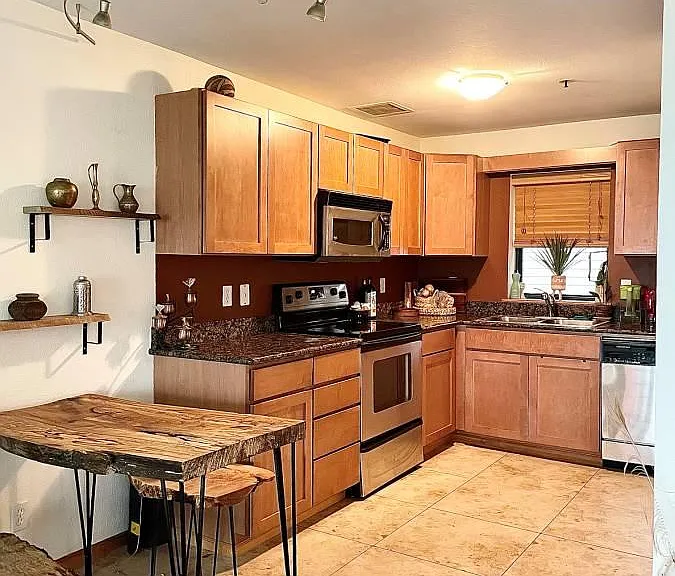 810 NW Naito Pkwy #F2 — Photo 1