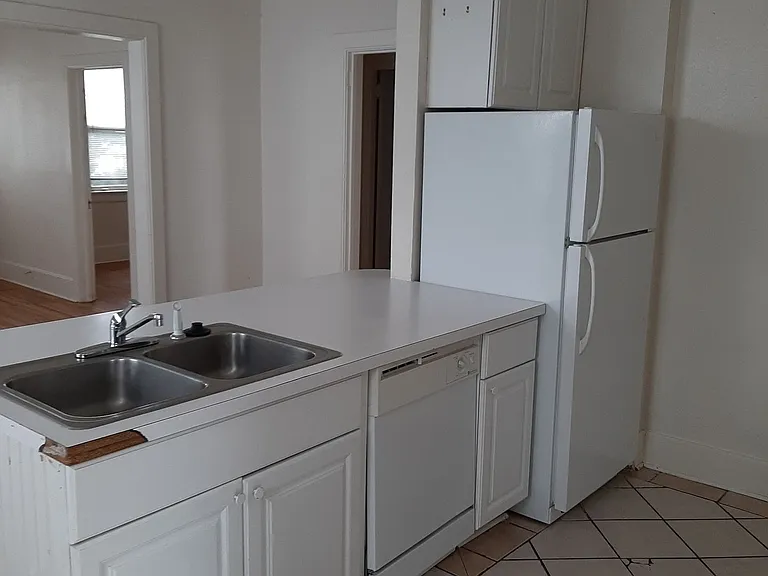College Housing - 4 bedrooms — Photo 36