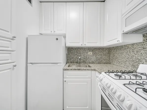 315 West 57th Street image 6 of 27