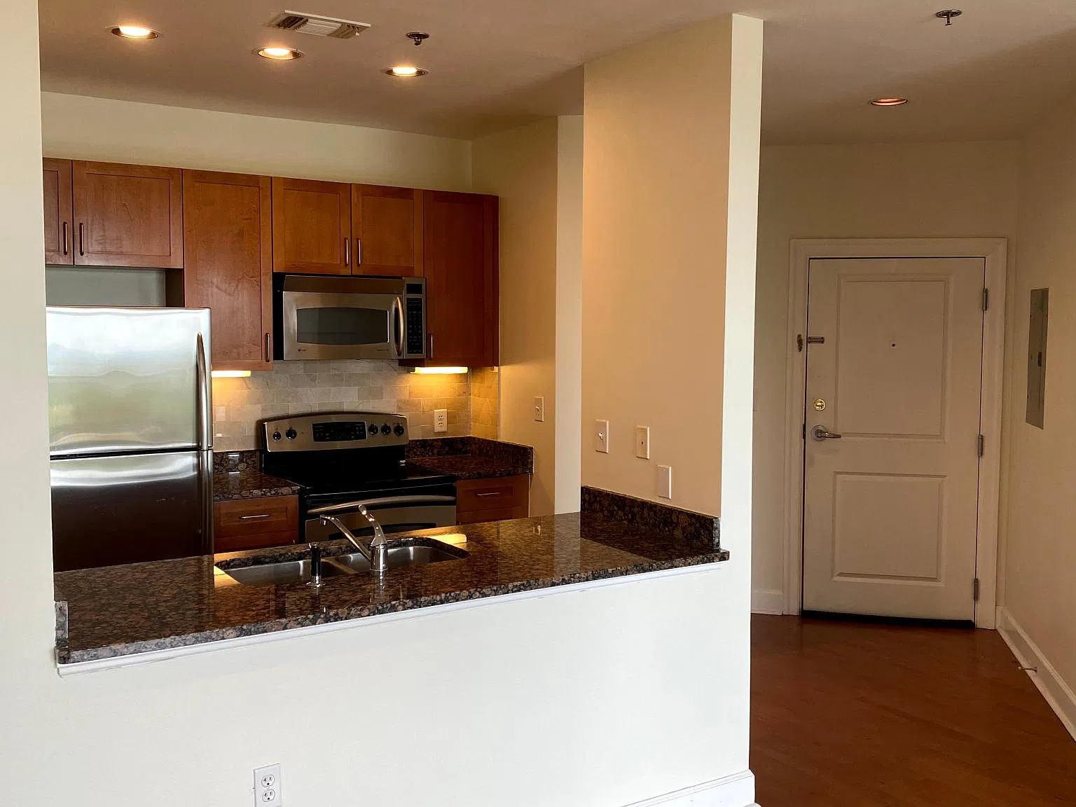 1 bed, 910 sqft, $2,200 — Photo 3