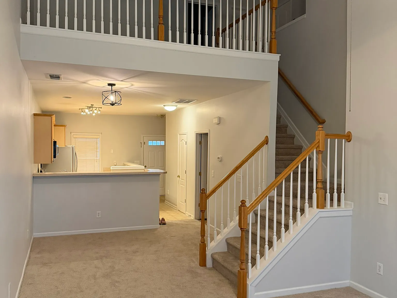 3 bed, 2.5 bath, 2026 sqft, $2,200 — Photo 2