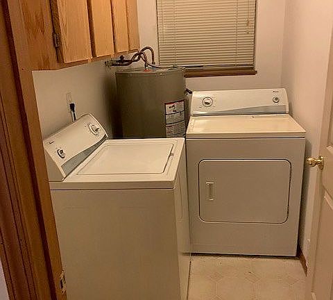 Laundry room with washer/dry