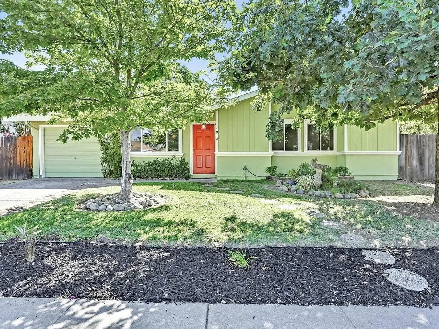 3 bed, 1038 sqft, $3,200 — Photo 1