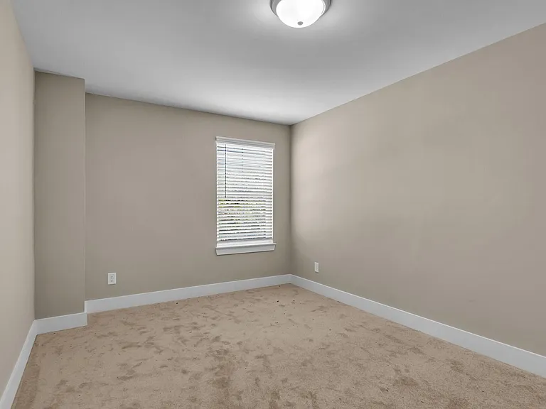117 Traveller Ln — Photo 12