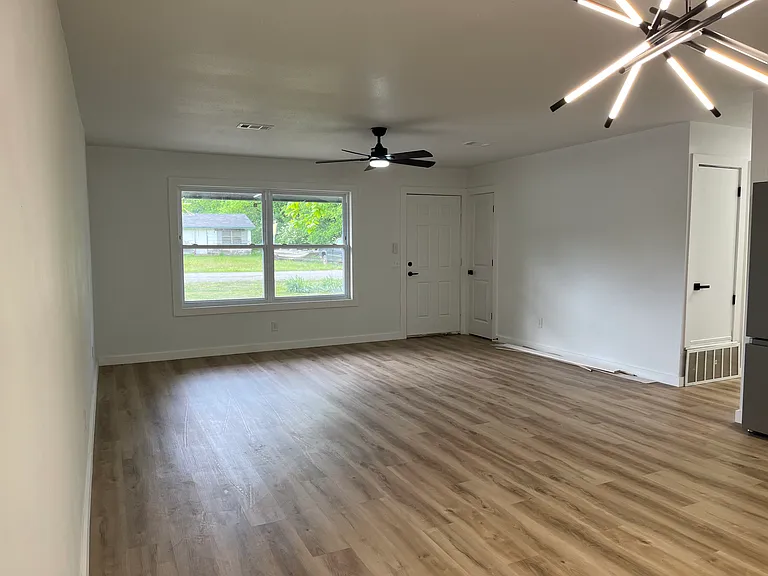 407 SW 4th St — Photo 3