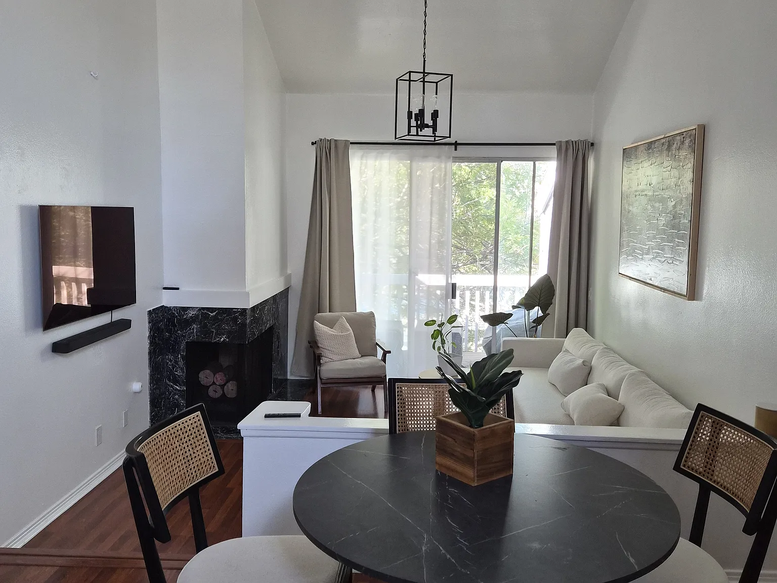 2 bed, 919 sqft, $2,500 — Photo 1
