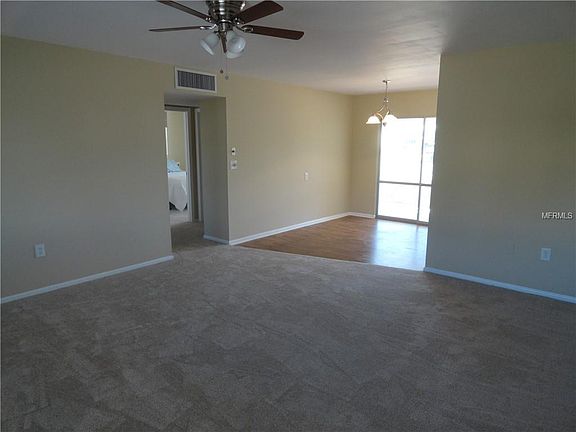 4th image of 814 Fox Hills Dr