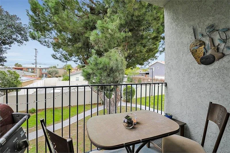 3 bed, 1040 sqft, $2,975 — Photo 3