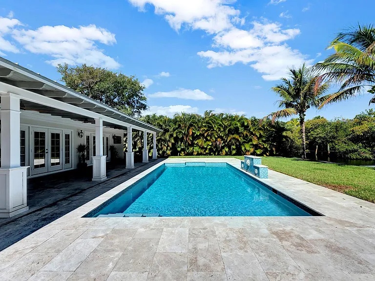 537 E Causeway Blvd — Photo 25