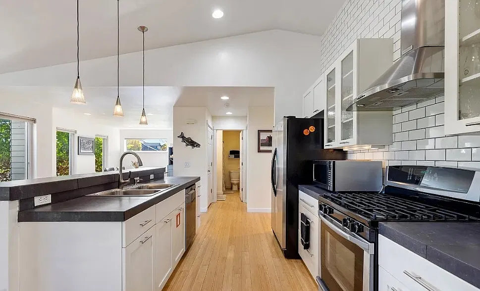 3 bed, 1200 sqft, $2,350 — Photo 2