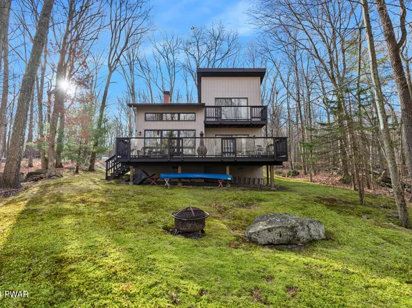 108 Blue Shelf Ln, Hawley, PA 18428