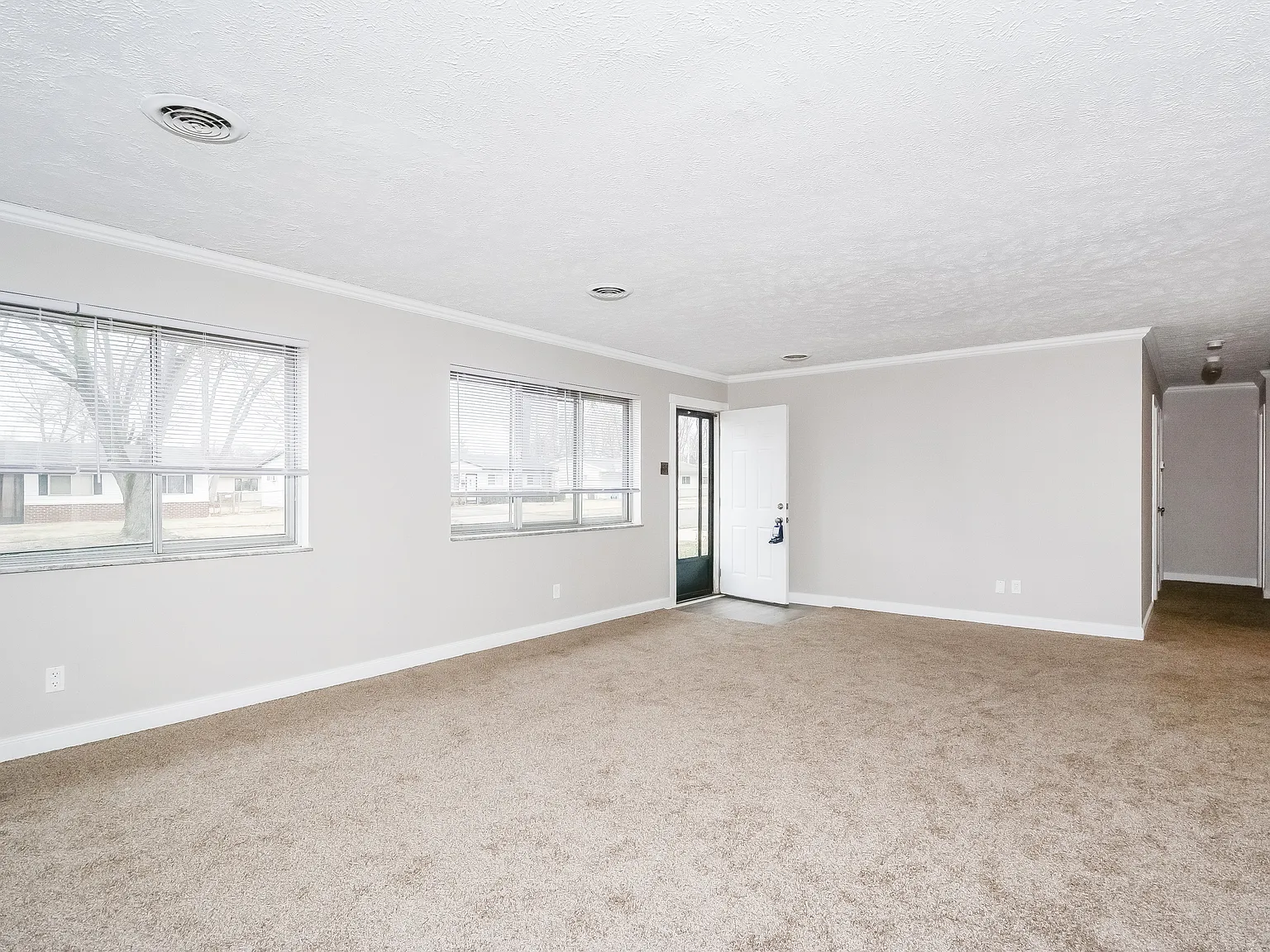 3 bed, 2.0 bath, 1288 sqft, $1,705 — Photo 2