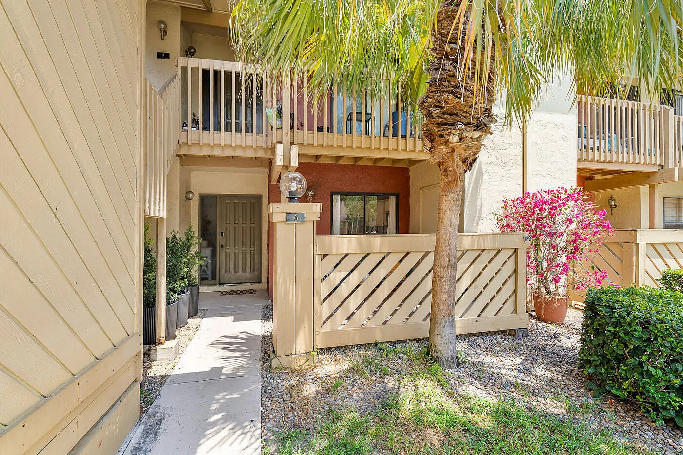 3 bed, 2.0 bath, 1300 sqft, $5,000 — Photo 2