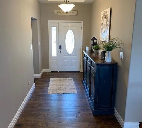 Entry foyer with tray ceiling
