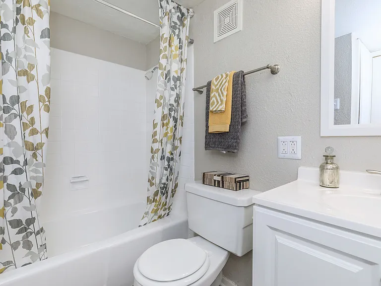 Bainbridge Apartments — Photo 24