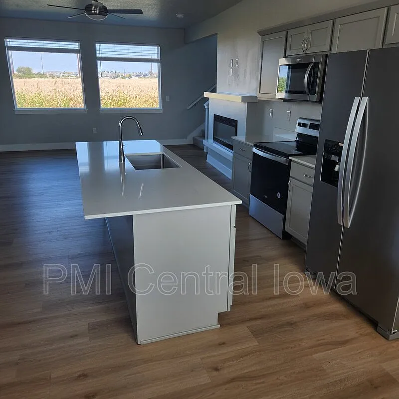 3 bed, 2.5 bath, 1551 sqft, $2,120 — Photo 2