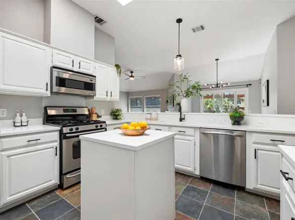 8009 Nairn Dr, Austin, TX 78749
