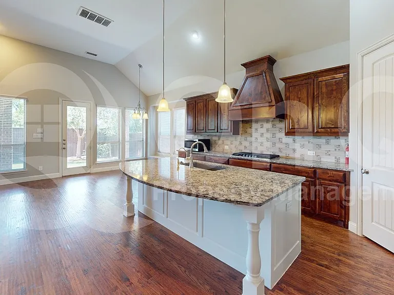 901 Colby Dr — Photo 3