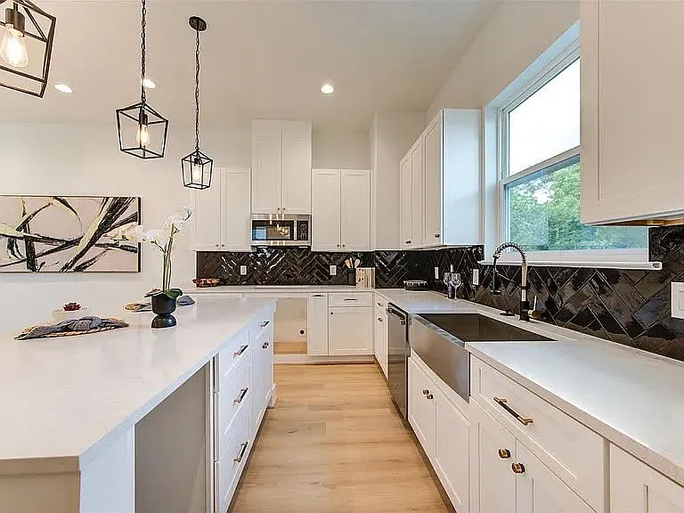 3 bed, 1.0 bath, 1343 sqft, $2,799 — Photo 4