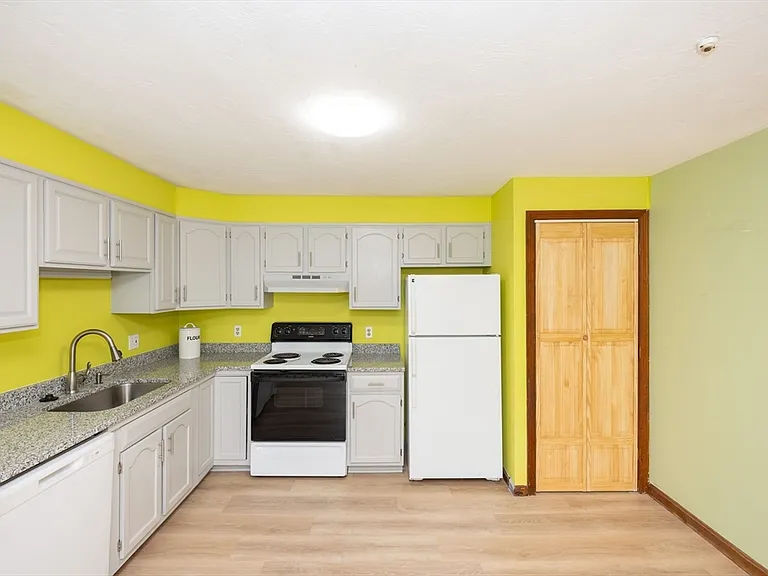 15 Houghton St #9 — Photo 3