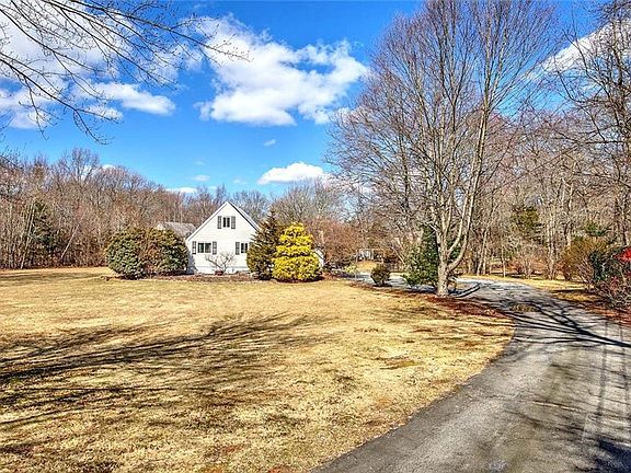 4th image of 121 Jenckes Hill Rd