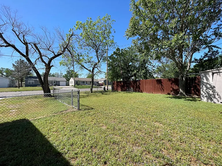 1 Lawndale Park — Photo 13