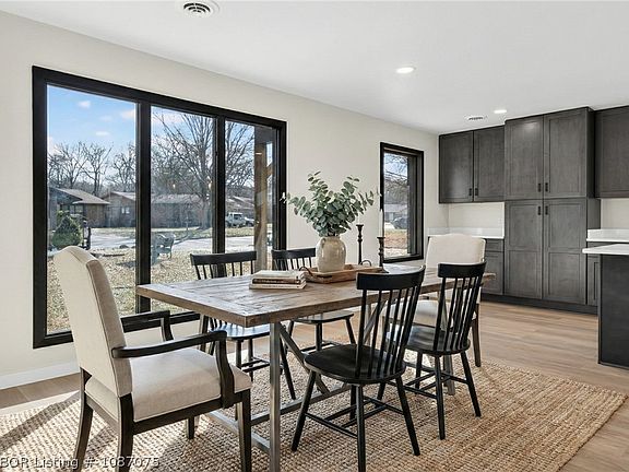 3rd image of 3301 Londonderry Rd