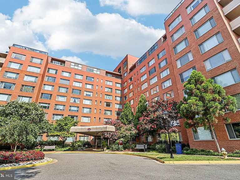 1111 Arlington Blvd #431 — Photo 4