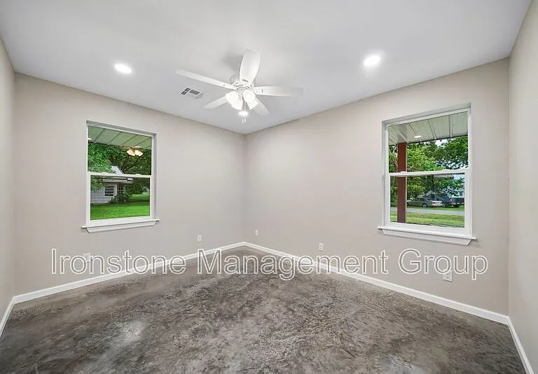 212 W Jackson Ave — Photo 8