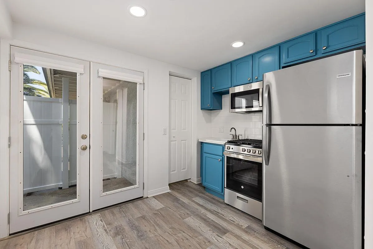 Studio, 250 sqft, $2,250 — Photo 4