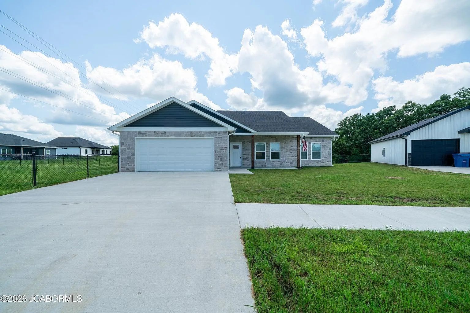 726 Vine Dr — Photo 1