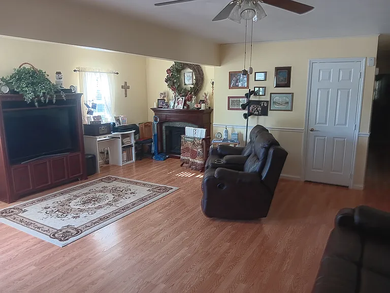 904 Charles St — Photo 3