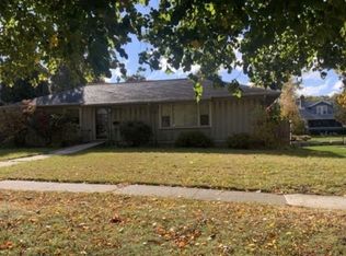 1124 Burr Oak Ct, Janesville, WI 53545