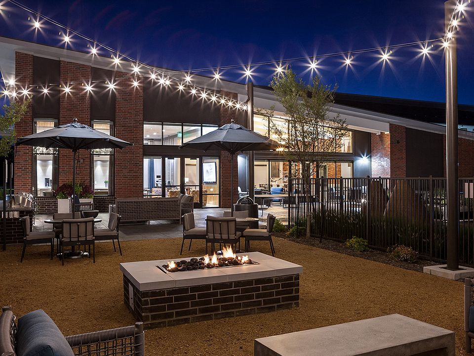Poolside Lounge with Grills and Pizza Oven