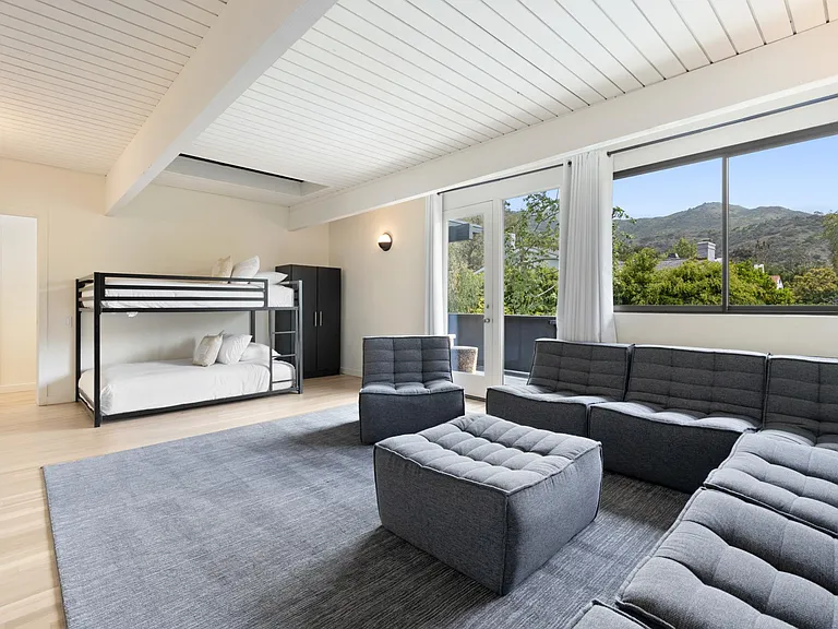 3rd Guest Bedroom with 2 double beds and large seating area
