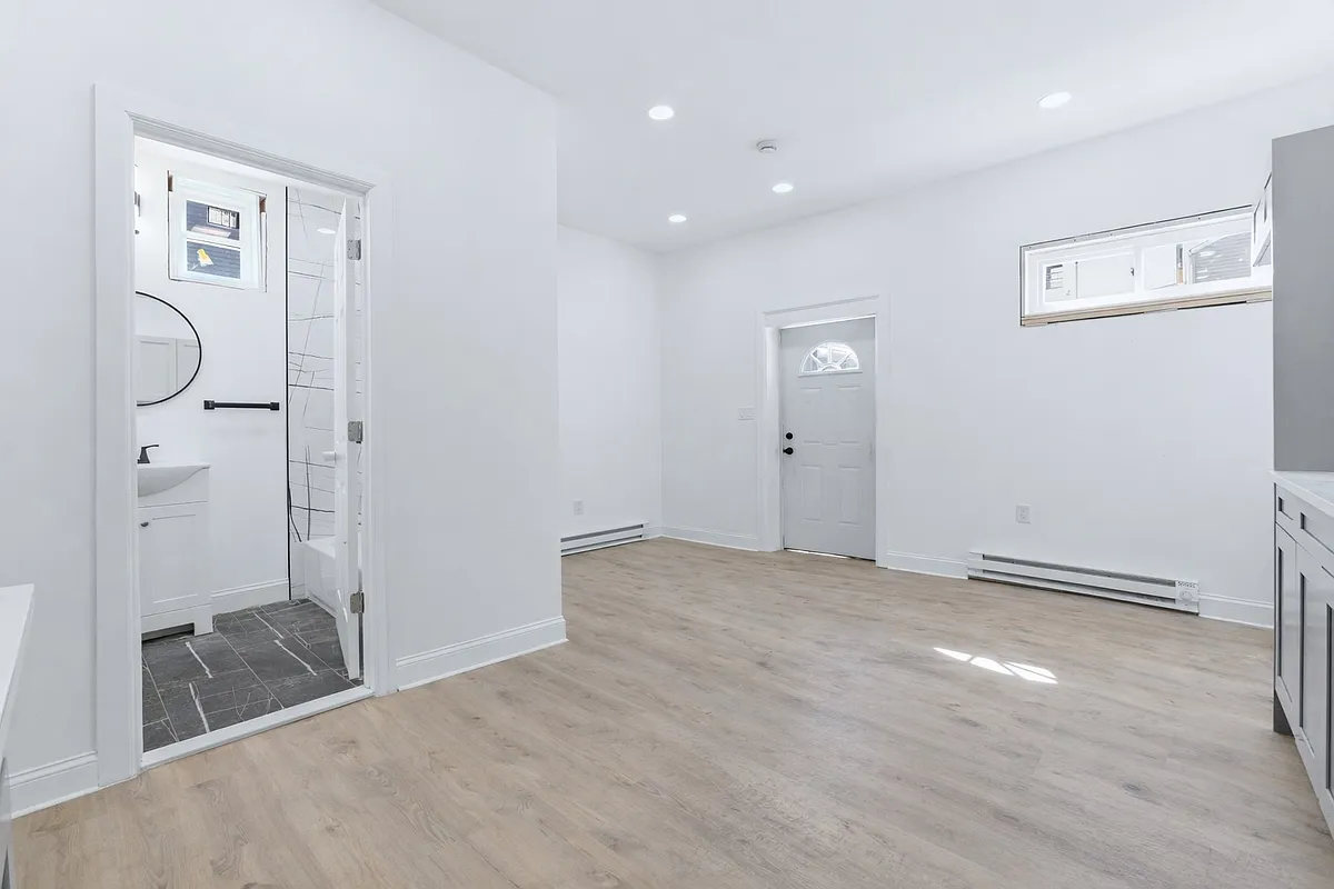 Building Photo - 615 E 22nd St #2