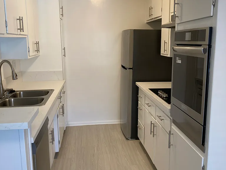 310 S Sherbourne Dr — Photo 36