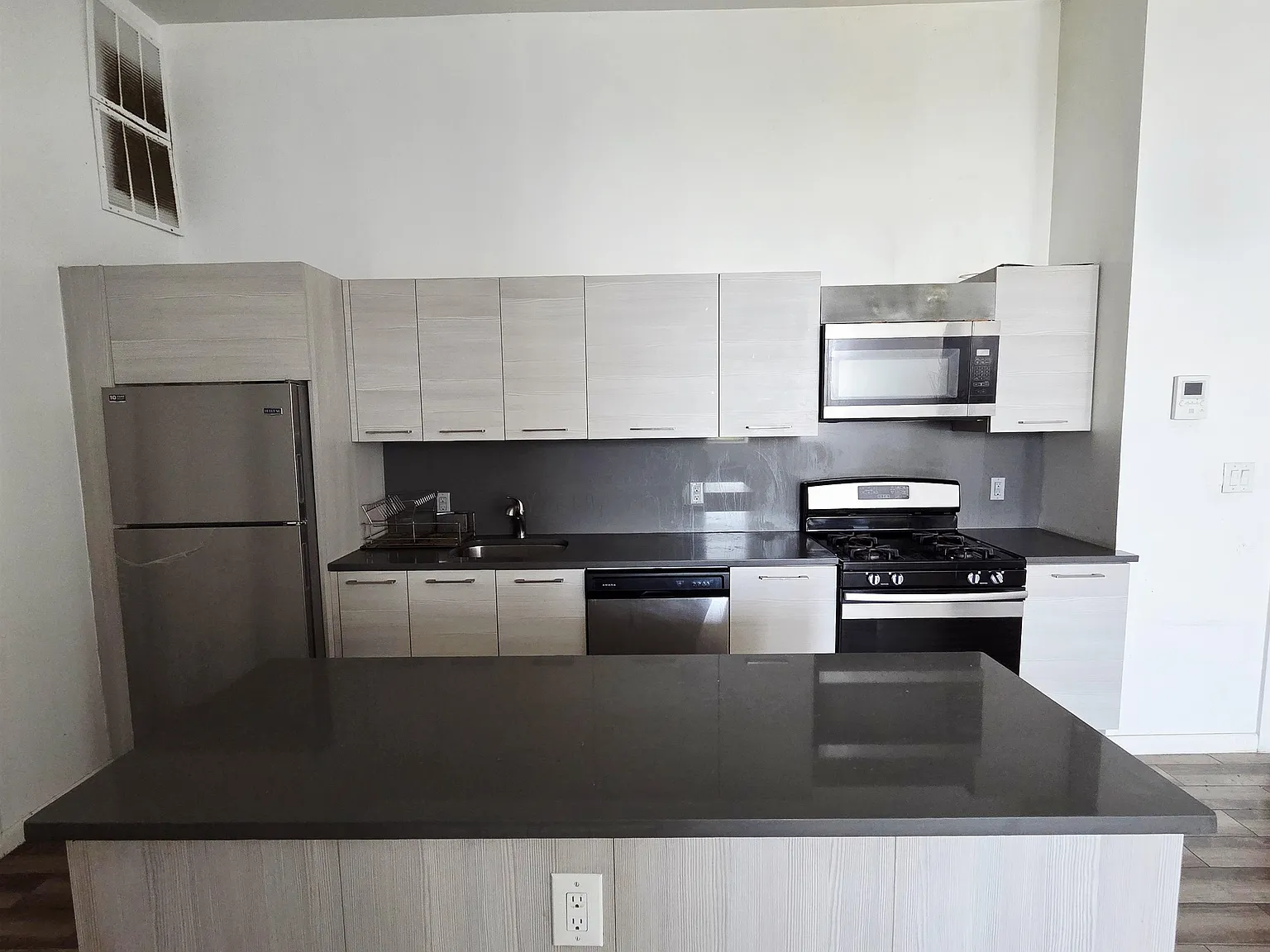 2 bed, 1.0 bath, 1200 sqft, $2,350 — Photo 3