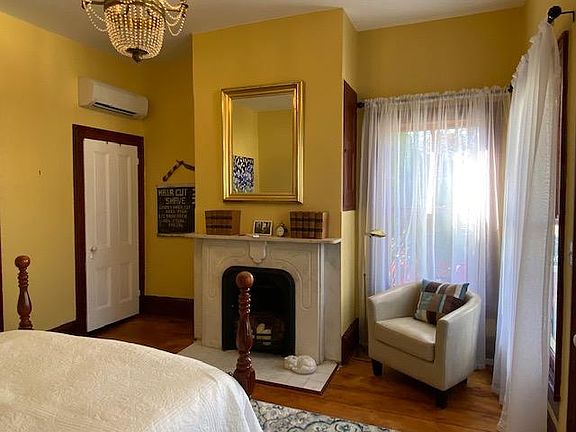 Decorative fireplace mantel