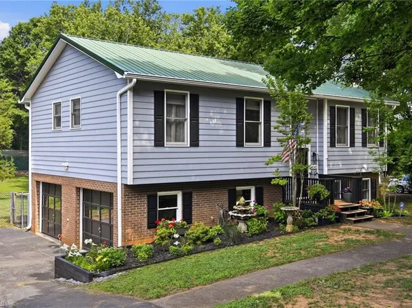 4540 Oakwood Cir, Winston Salem, NC 27106