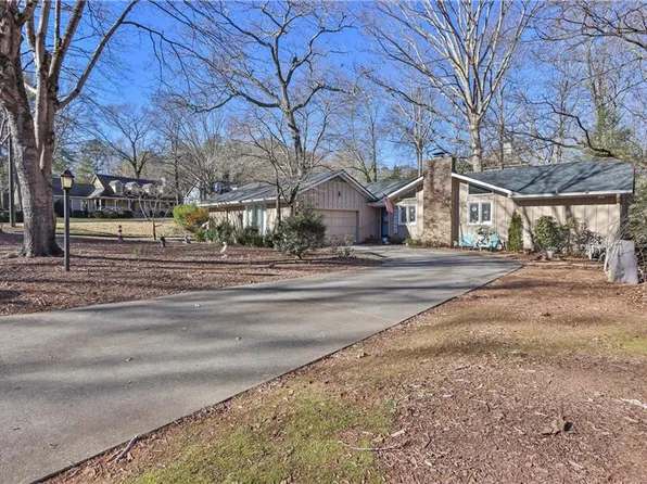 1474 Lakeshore Cir, Gainesville, GA 30501