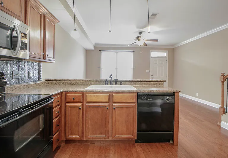 605 Anderson Dr — Photo 5