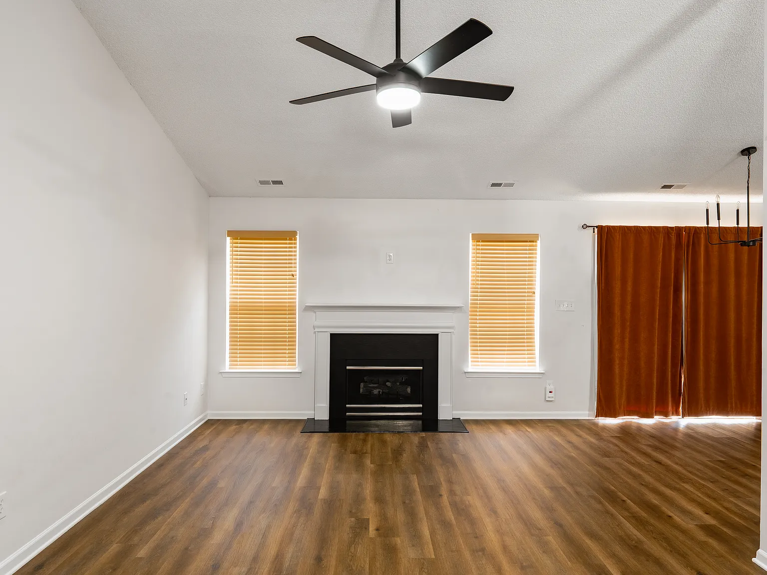 3 bed, 1293 sqft, $2,100 — Photo 3