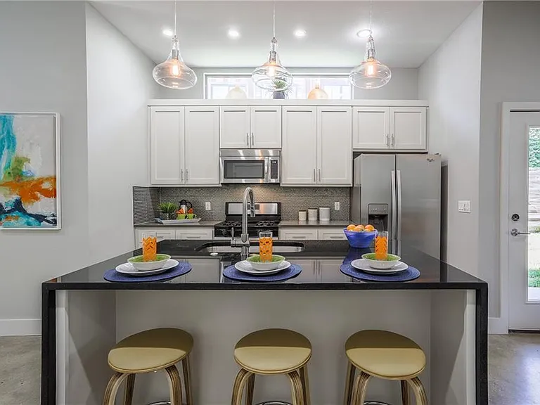 701 Zennia St #B — Photo 8