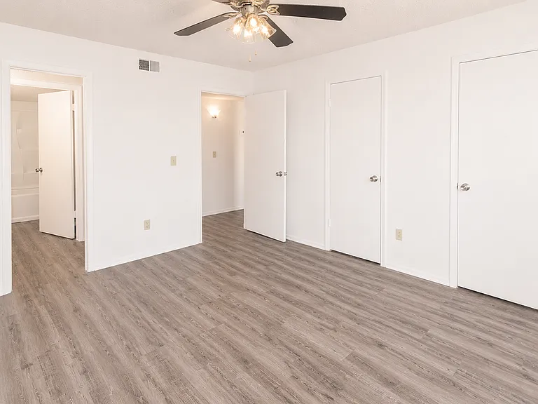 Woodside Village Apartments — Photo 19