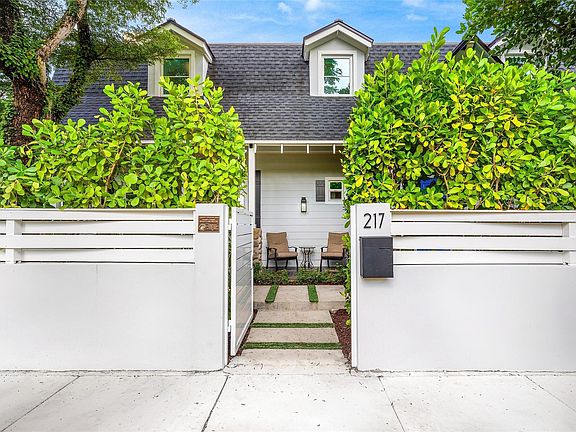 4th image of 217 SE 16th Avenue