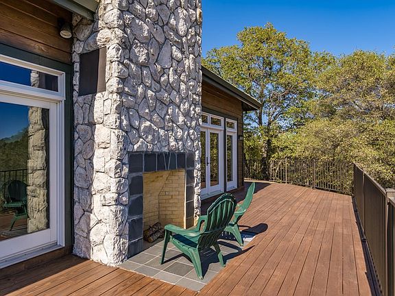 5th image of 1010 Meadow Oaks Dr