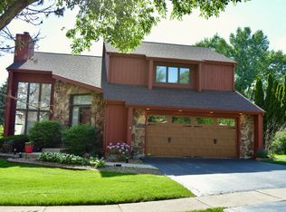 6220 Sundowner Rd, Woodridge, IL 60517