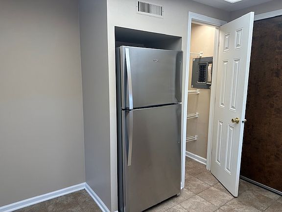 4th image of 5520 W Montrose Ave #2S